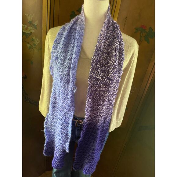 Handmade crochet long scarf with purple ombré effect - Picture 4 of 4